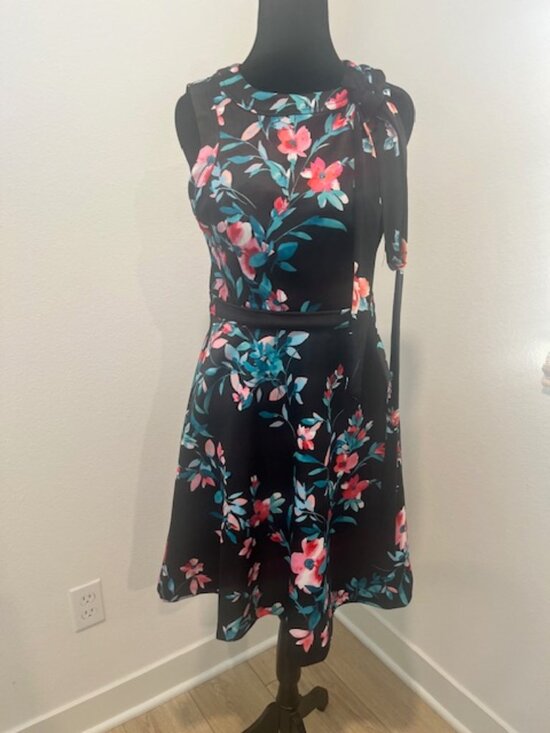 Vince Camuto Chic Dark Floral Cocktail Dress – Size Small ✨ - Picture 4 of 16